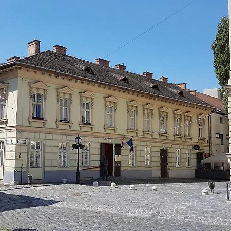 Stylish Historic Flat For 4 In Heart Of Oldbuda Budapest Exteriör bild