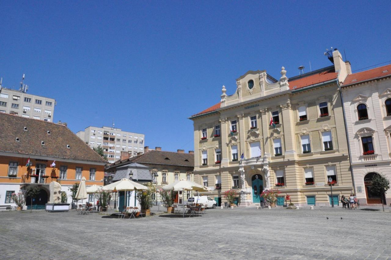 Stylish Historic Flat For 4 In Heart Of Oldbuda Budapest Exteriör bild