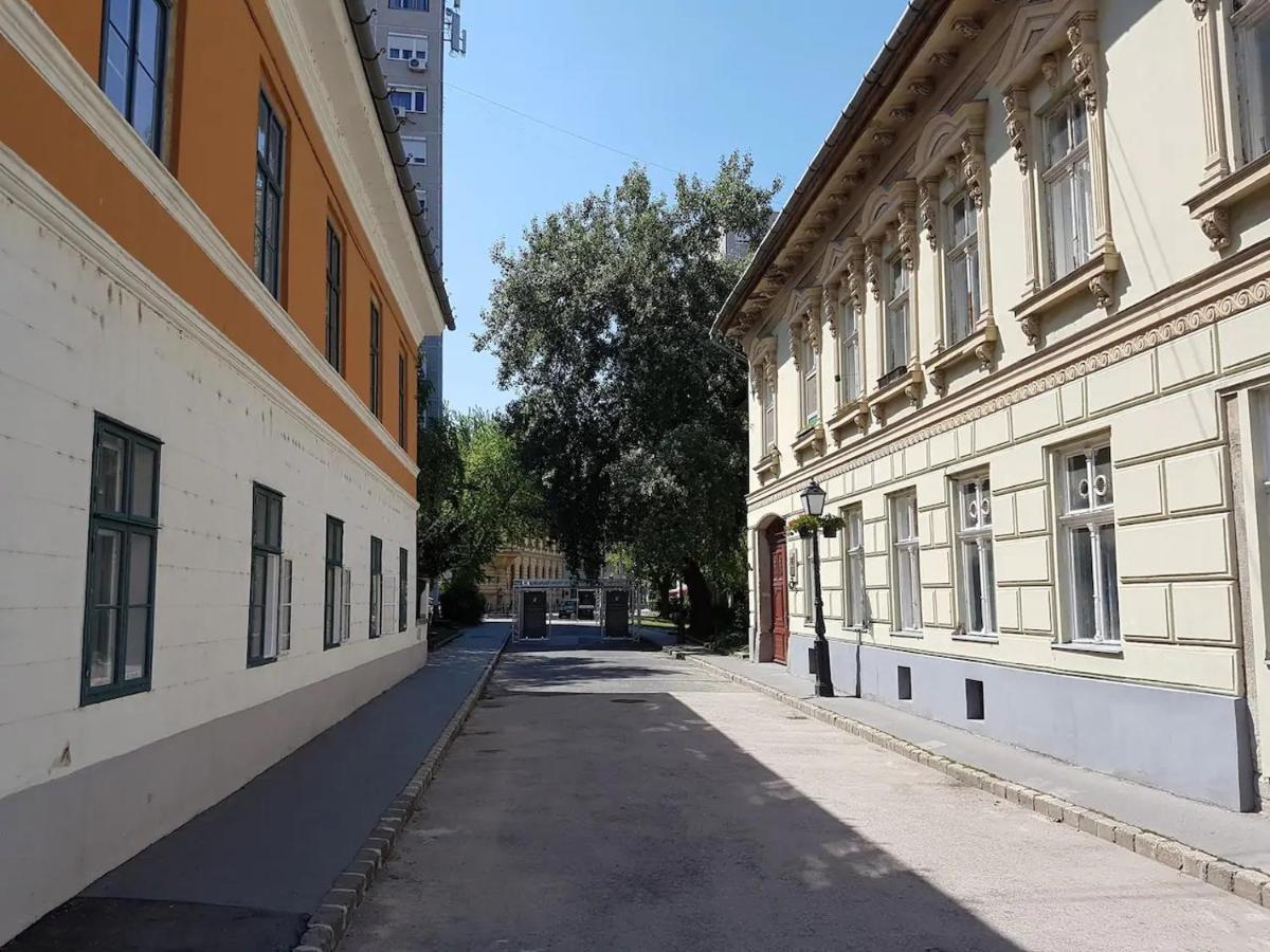 Stylish Historic Flat For 4 In Heart Of Oldbuda Budapest Exteriör bild