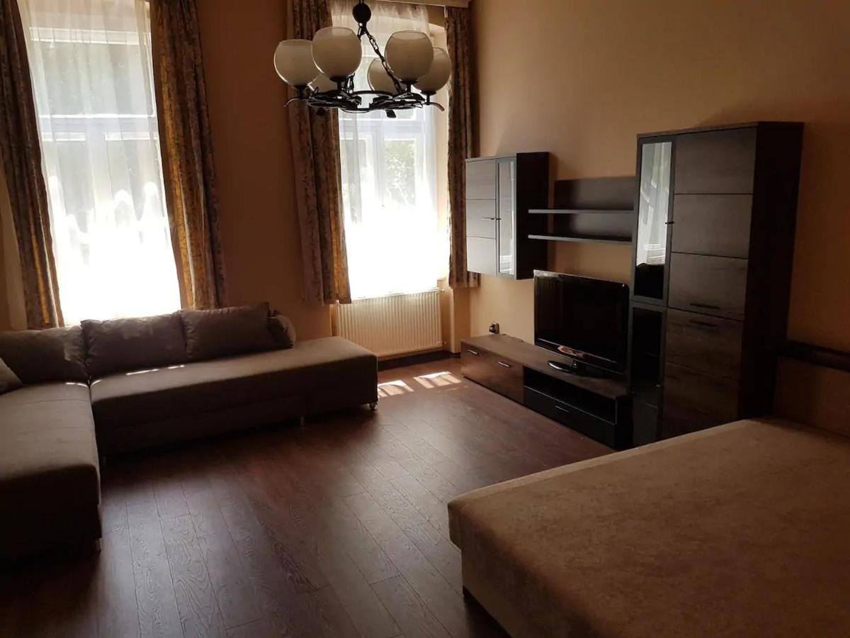 Stylish Historic Flat For 4 In Heart Of Oldbuda Budapest Exteriör bild