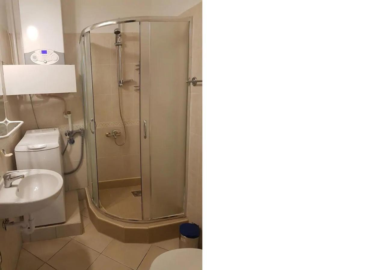 Stylish Historic Flat For 4 In Heart Of Oldbuda Budapest Exteriör bild