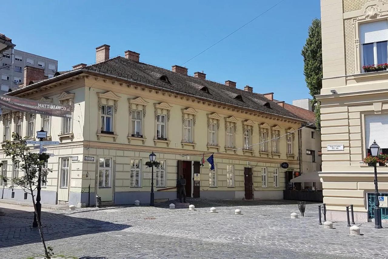 Stylish Historic Flat For 4 In Heart Of Oldbuda Budapest Exteriör bild